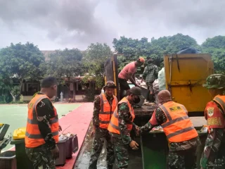 Sinergi TNI dan Warga, Koramil 12/Rajeg Bersihkan Lingkungan dari Sampah