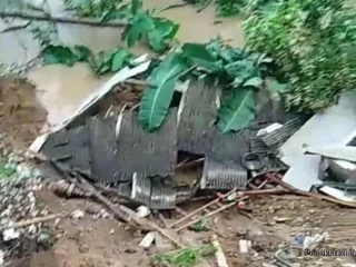 Pergerakan Tanah Akibat Hujan Deras, Lima Rumah Rusak Berat dan Satu Ambruk di Cibadak