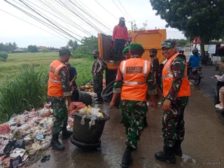 Penanganan Darurat Sampah, Koramil Kresek Angkut Sampah Di Pinggir Jalan