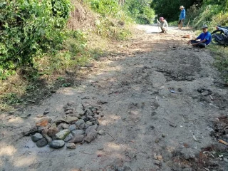 Warga Cibeureum Gotong Royong Perbaiki Jalan Rusak, Harap Perhatian Pemda Lebak