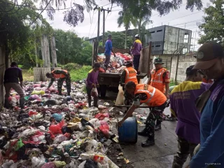 Personil Babinsa Cisoka Bersama Warga Bersihkan Sampah