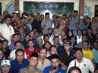 Polresta Tangerang dan Insan Pers Bagikan Takjil hingga Sembako untuk Petugas Kebersihan