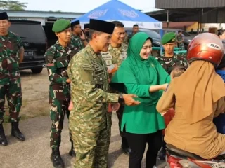 Bulan Ramadan: Korem 045 Gaya Bersama Persit Bagikan Takjil Kepada Warga