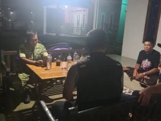 Komsos Babinsa Sambil Siskamling, Perkuat Kemanunggalan TNI Dengan Rakyat