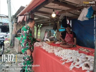 Babinsa Koramil Sepatan Updat Harga Sembako di Pasaran