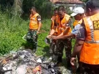 Gerak Cepat Satgas Kodim 0510/Trs Bersihkan Tumpukan Sampah di Mekar Baru 