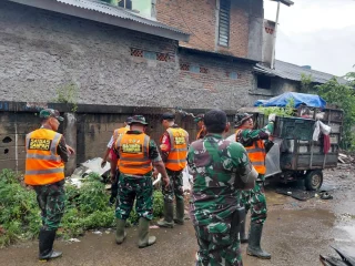 Satgas Sampah Koramil Curug Bersihkan Jalur Sampah di STPI