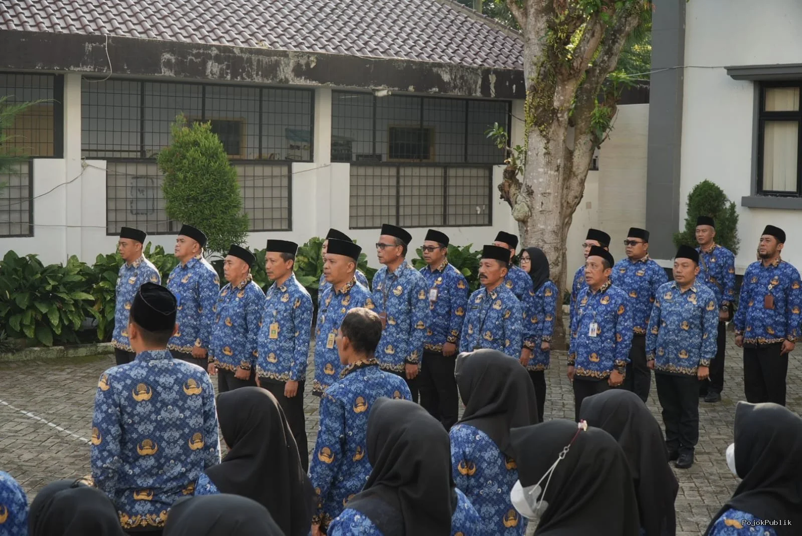 28 CPNS Formasi 2025 Diambil Sumpah PNS oleh Bupati Dewi Setiani 7 28 CPNS Formasi 2025 Diambil Sumpah PNS oleh Bupati Dewi Setiani I PojokPublik