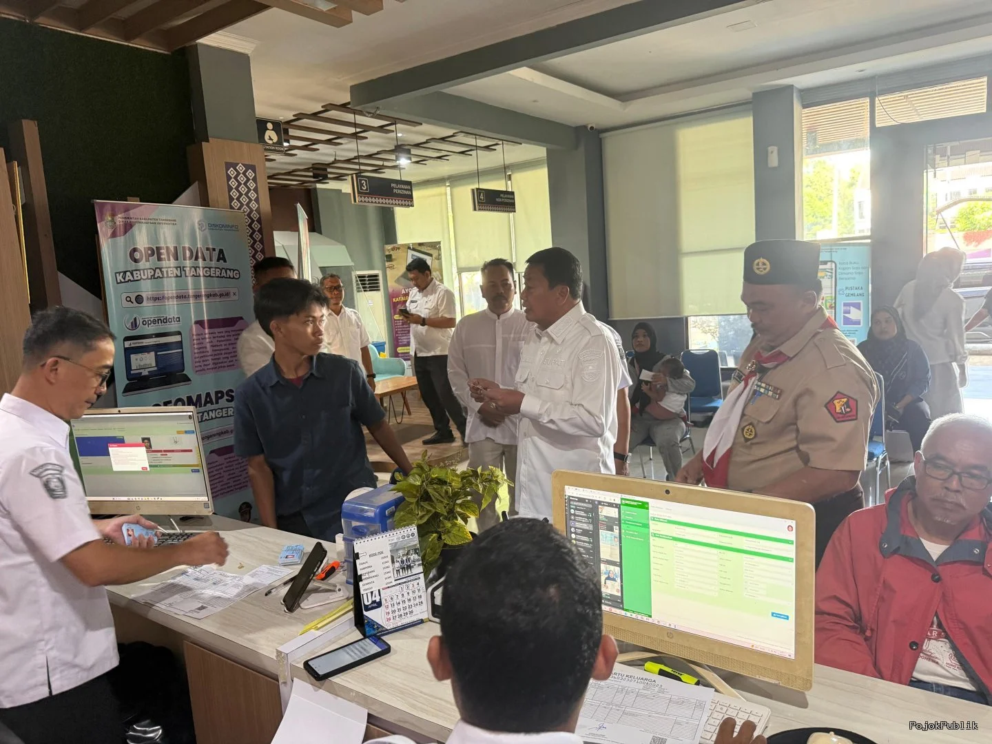 Pastikan Pelayanan Cepat dan Gratis, Bupati Tangerang Pantau Langsung Layanan Pembuatan KTP 7 Pastikan Pelayanan Cepat dan Gratis, Bupati Tangerang Pantau Langsung Layanan Pembuatan KTP I PojokPublik