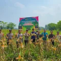 Anggota Polsek Cisoka dan Pemerintah Kecamatan Jayanti Panen Jagung Hibrida Kuartal I 2026 I PojokPublik