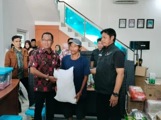 Dinsos Kabupaten Tangerang Bersama Pemdes Cikuya Salurkan Bantuan Sembako untuk Lansia dan Disabilitas