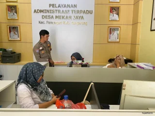 Perkuat Sinergi, Bhabinkamtibmas Polsek Panongan Sambangi Staf Desa Mekar Jaya