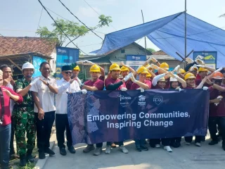 Wujud Kemanunggalan, Babinsa Lembangsari Gotong Royong Bangun RTLH