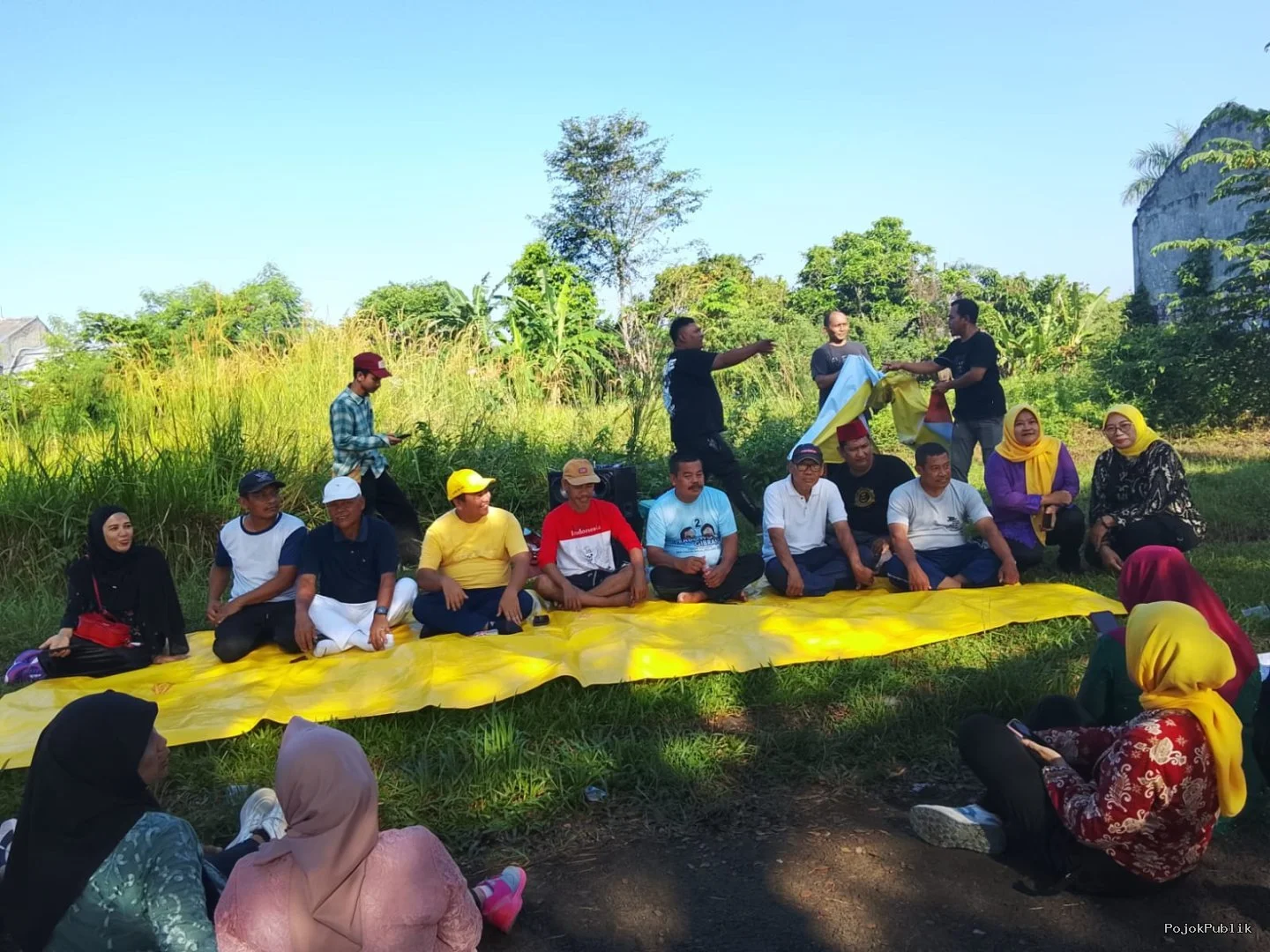 Anggota DPRD Fraksi Golkar Nur Rojab Kunjungi dan Beri Semangat Ibu-ibu Senam dihari kartini 7 Anggota DPRD Fraksi Golkar Nur Rojab Kunjungi dan Beri Semangat Ibu-ibu Senam dihari kartini I PojokPublik