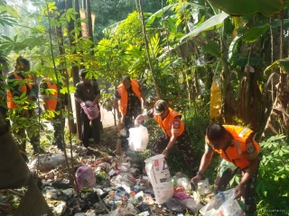 Satgas Sampah Koramil 03/Legok Bersihkan Jalur Legok - Parung