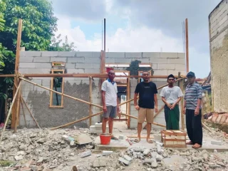 Kades Tata Suharta Bangun Rumah Warga melalui Program RTLH di Kampung Pabuaran