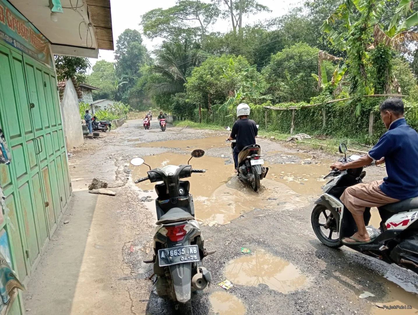Jalan Rusak Tak Kunjung Diperbaiki, Dikeluhkan Warga Setempat 7 Jalan Rusak Tak Kunjung Diperbaiki, Dikeluhkan Warga Setempat I PojokPublik