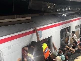 Tabrakan KA di Bekasi Timur Picu Kepanikan Penumpang, Sejumlah Orang Luka-Luka