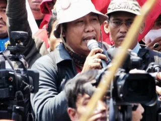 Krisis Kerja Berlapis: Bekerja Hanya untuk Bertahan Hidup, Bukan untuk Sejahtera