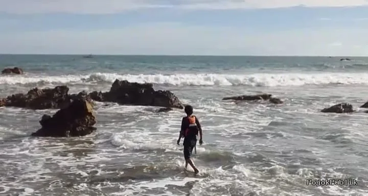 Wisatawan Hilang Terseret Ombak Perairan Wisata Karangbeureum Kabupaten Lebak. 10 Wisatawan Hilang Terseret Ombak Perairan Wisata Karangbeureum Kabupaten Lebak. I PojokPublik
