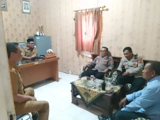 Kapolsek Pasar Kemis Sambangi Desa Pangadegan, Perkuat Sinergi Jaga Kamtibmas