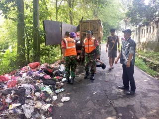 Satgas Sampah Kodim 0510/Tigaraksa Bersihkan Lingkungan di Sukatani