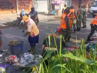 Satgas Sampah Kodim 0510/Tigaraksa Gelar Korve Bersihkan Lingkungan di Cisoka