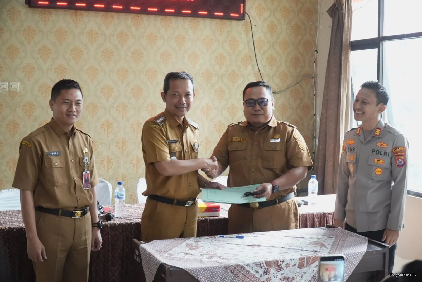 Kecamatan Cimanuk Gelar Sertijab, Camat Yayat dan Sekcam Fikri Firdaus Pastikan Pelayanan Publik Berjalan Optimal 7 Kecamatan Cimanuk Gelar Sertijab, Camat Yayat dan Sekcam Fikri Firdaus Pastikan Pelayanan Publik Berjalan Optimal I PojokPublik