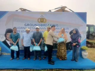 Kapolsek Cisoka Hadiri Ground Breaking Pembangunan Gudang Ketahanan Pangan di Desa Cikuya