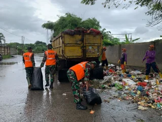 Ciptakan Lingkungan Bersih, Satgas Sampah Kodim 0510/Tigaraksa Bersihkan Tumpukan Sampah di Pinggir Jalan