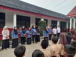 Hari Pertama Bertugas, Kepsek Baru SDN Sindangsono VI Disambut Antusias Guru dan Orang Tua Murid