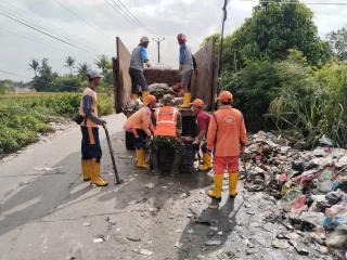 Perang Melawan Sampah di Kresek, TNI dan Warga Bersihkan Jalan Raya Cibetok
