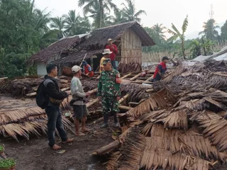 Musibah Angin Kencang: 24 Rumah Rusak, Kehadiran Babinsa Jadi Penghibur Hati Warga