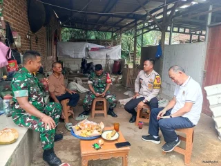 Babinsa Koramil 14/Panongan Jalin Komsos Bersama Warga Dengan Suasana Akrab Dan Santai