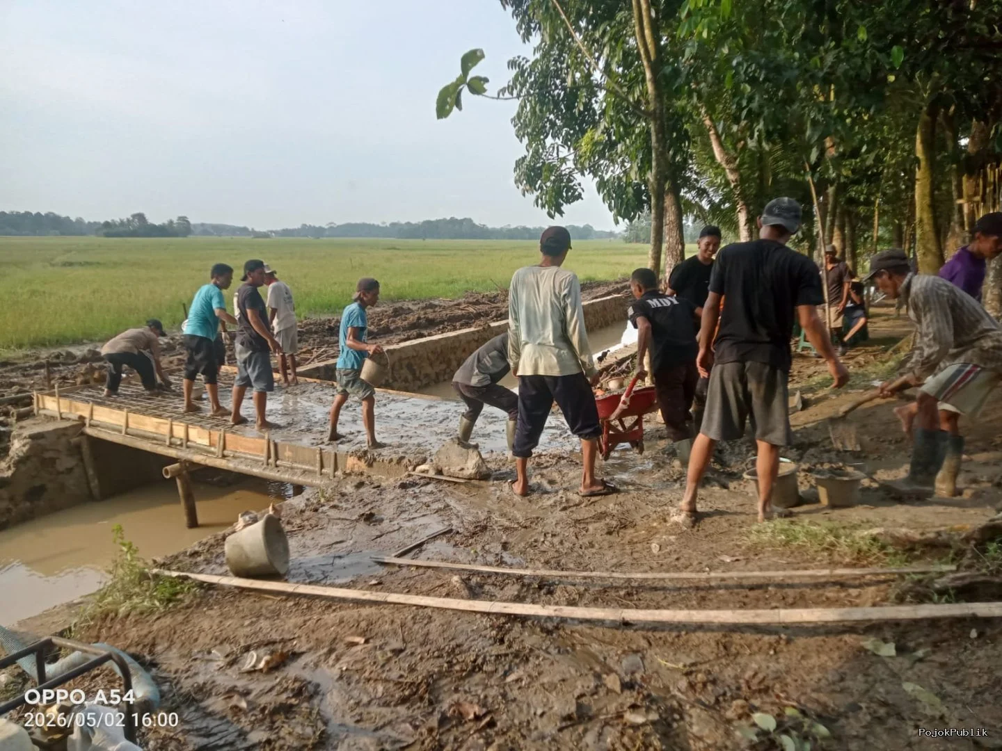 Dihadiri Dewan Erik Heriana, Warga Kampung Talun Gotong Royong Bangun Jembatan Akses Sawah dengan Dukungan PT Waskita 13 Dihadiri Dewan Erik Heriana, Warga Kampung Talun Gotong Royong Bangun Jembatan Akses Sawah dengan Dukungan PT Waskita I PojokPublik