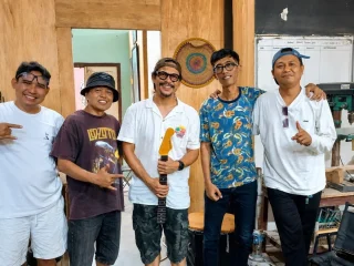 Mantan Gitaris Slank, Reynold Efendy, Kunjungi Pengrajin Gitar Widjoyono di Kota Madiun