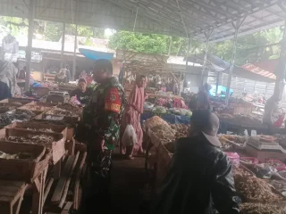 Perkuat Komsos, Babinsa Koptu Yayan Pantau Harga dan Cek Stok Sembako