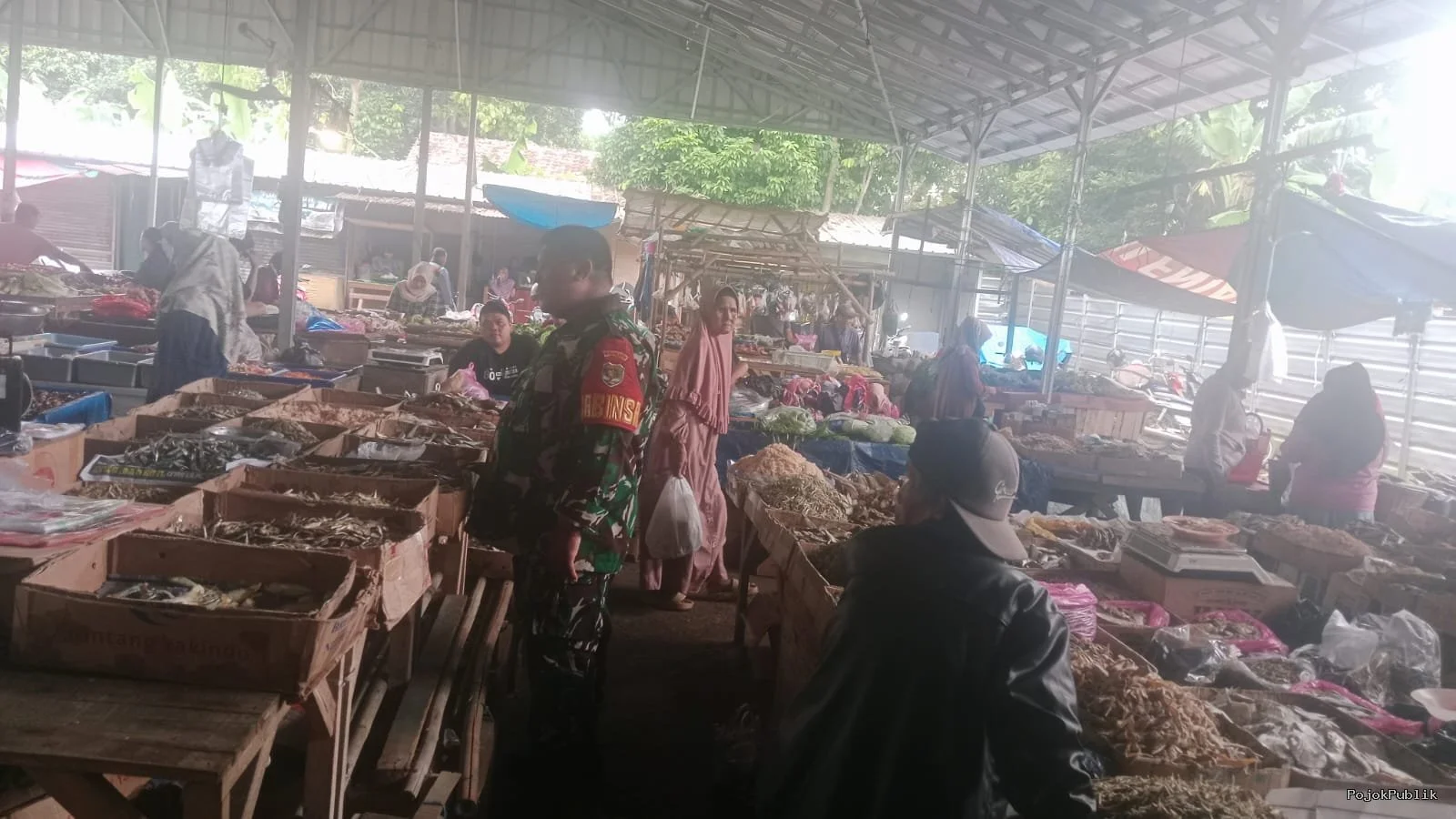 Perkuat Komsos, Babinsa Koptu Yayan Pantau Harga dan Cek Stok Sembako 7 Perkuat Komsos, Babinsa Koptu Yayan Pantau Harga dan Cek Stok Sembako I PojokPublik