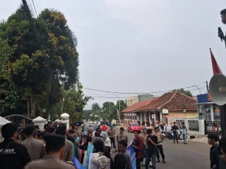 Ruang Kelas Ambruk! Anggaran Makan Minum Tetap Gemuk, Mahasiswa Pandeglang Ngamuk di Hardiknas