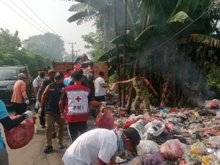 TNI Bersama Warga Panongan Gelar Kerja Bakti Massal, Perkuat Kebersamaan dan Kepedulian Lingkungan