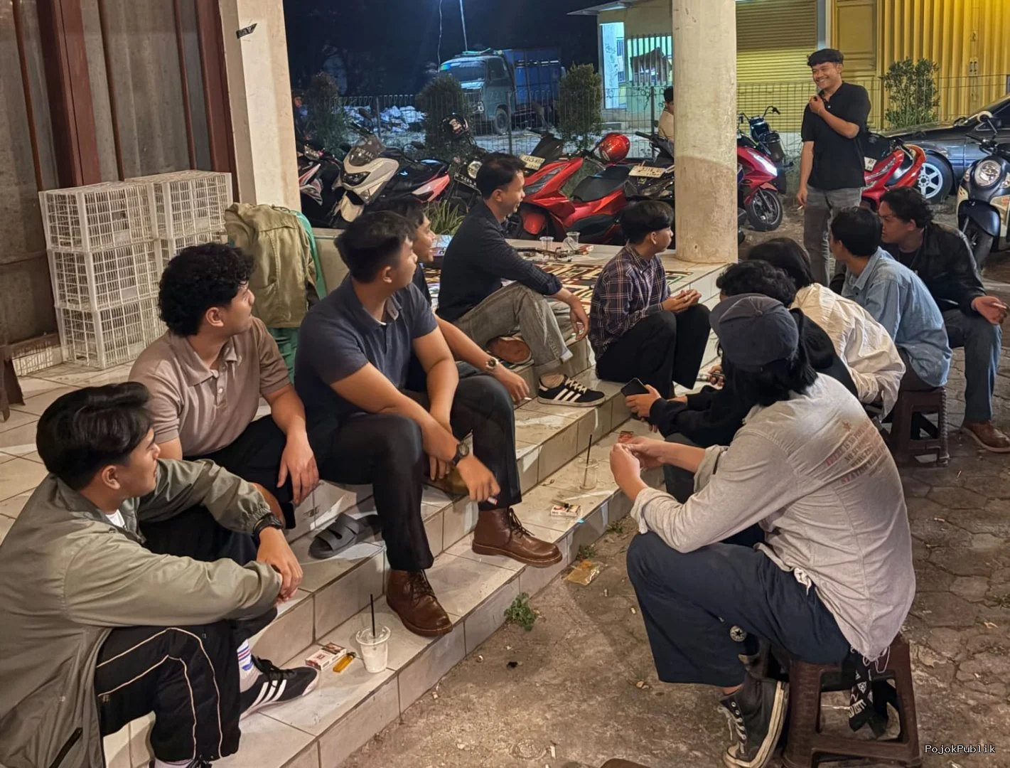 Silaturahmi dalam Siyasah: Mengubah Pola Pikir "Tongkrongan" Menjadi Poros Moralitas dan Akademik 7 Silaturahmi dalam Siyasah: Mengubah Pola Pikir "Tongkrongan" Menjadi Poros Moralitas dan Akademik I PojokPublik