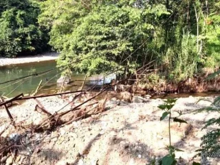 Jeritan warga saat melintasi jembatan Maut Sangkanwangi yang Rusak Parah