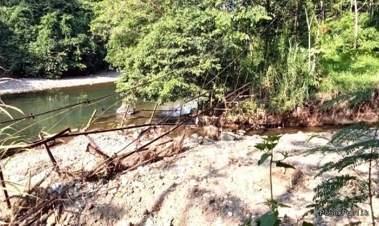 Jeritan warga saat melintasi jembatan Maut Sangkanwangi yang Rusak Parah 7 Jeritan warga saat melintasi jembatan Maut Sangkanwangi yang Rusak Parah I PojokPublik
