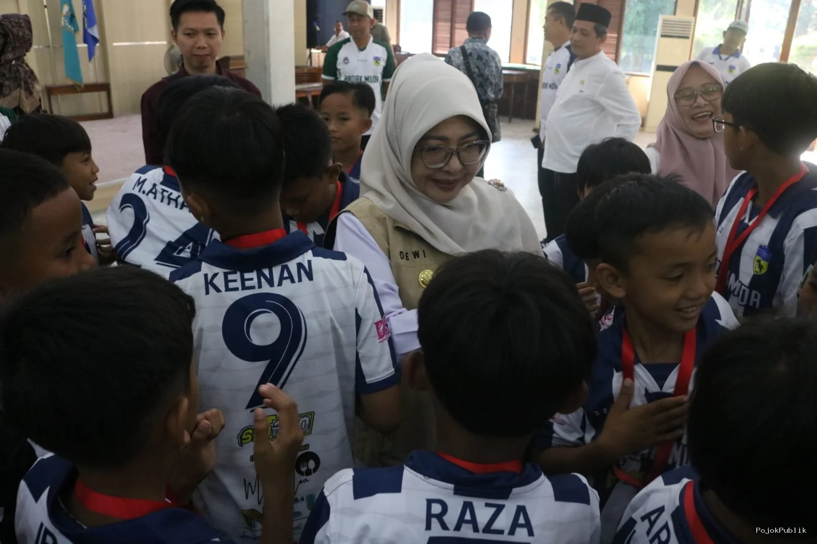 Bupati Dewi Lepas Skuad Badak Muda Ikuti Event Garuda Anak Indonesia Seri Nasional di Lampung 4 Bupati Dewi Lepas Skuad Badak Muda Ikuti Event Garuda Anak Indonesia Seri Nasional di Lampung I PojokPublik