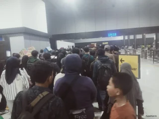 Arus Balik Malam Minggu, Stasiun Rangkasbitung Dipadati Penumpang KRL dari Tanah Abang