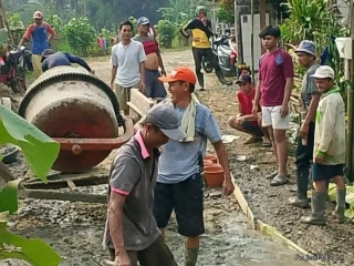 Bukti Nyata Kepedulian Warga Margawangi Bahu Membahu perbaiki Akses jalan dengan Bergotong Royong
