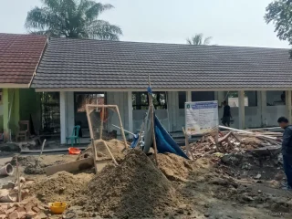 Gawat! Proyek Rehabilitasi SMAN 1 Cimarga Diduga Tak Sesuai Spesifikasi, Pekerja Abaikan K3