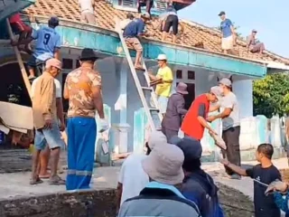 Semangat Gotong Royong Warga Kp. Talun Cibadak Bongkar Mushola Lama, Bangun Baru Secara Swadaya