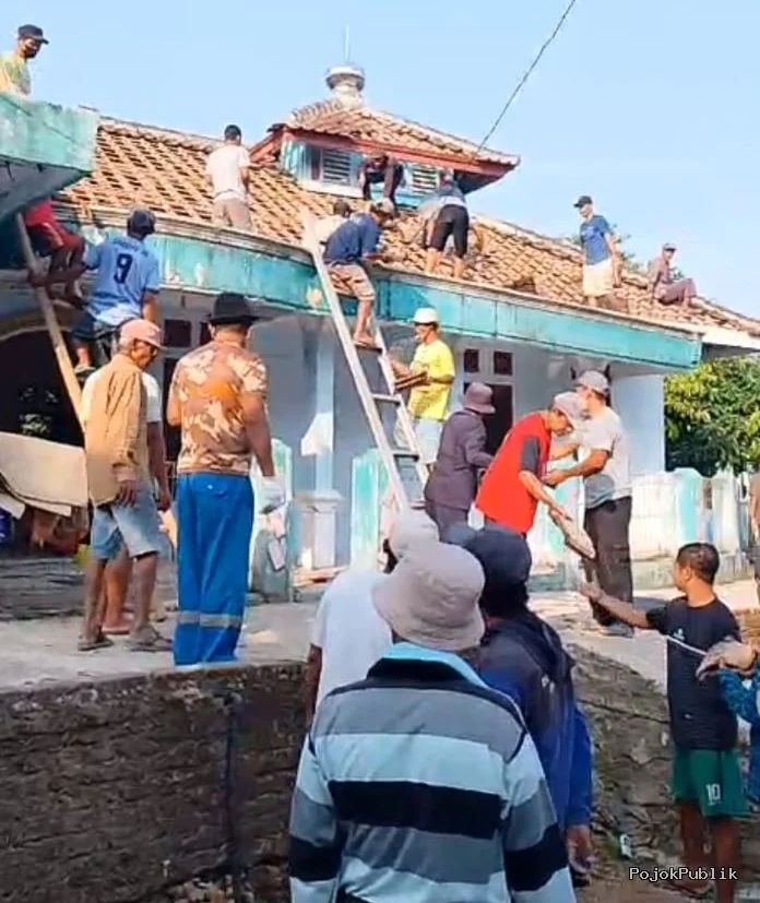 Semangat Gotong Royong Warga Kp. Talun Cibadak Bongkar Mushola Lama, Bangun Baru Secara Swadaya 7 Semangat Gotong Royong Warga Kp. Talun Cibadak Bongkar Mushola Lama, Bangun Baru Secara Swadaya I PojokPublik
