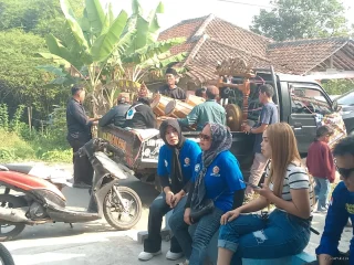 Pawai Budaya Meriahkan Pembukaan Turnamen Sepak Bola Kancil Mas Cup VI di Bojong Leles